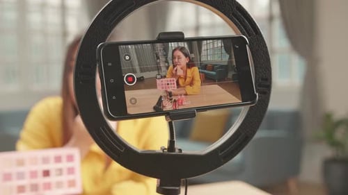 Pantalla de un blog de vídeo grabando un teléfono inteligente para una mujer bloguera de belleza asiática con maquillaje en el estudio de su casa