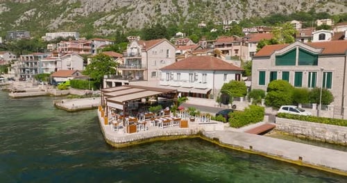Orbit-Aufnahme eines Restaurants am Strand des Meeres auf Steinmole