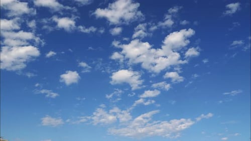 Blauer Himmel und Wolken