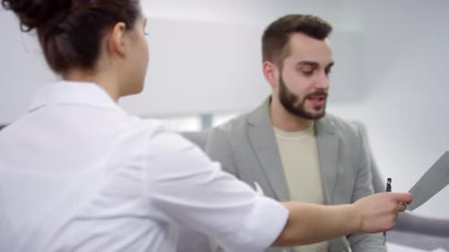 Kieferorthopäde nach Rücksprache mit der Patientin