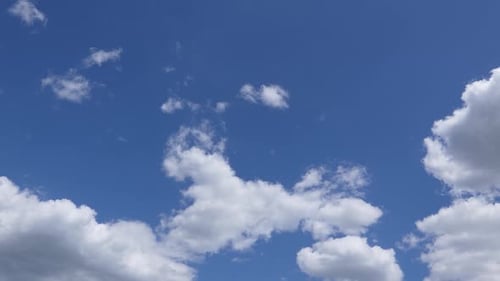 Weiße Wolken am blauen Himmel 07