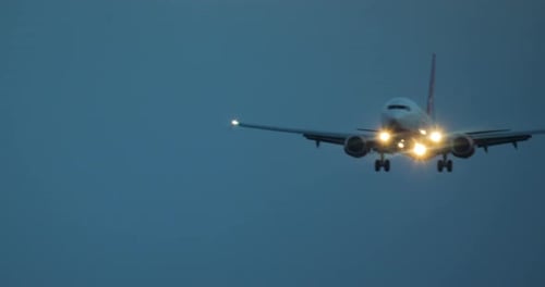 Das Flugzeug landet am Flughafen