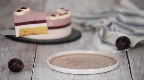 Trozo de delicioso pastel de mousse con crema batida y gelatina de ciruela