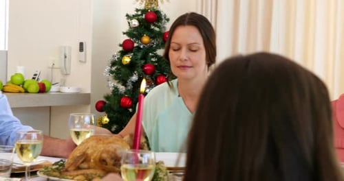 Família extensa pedindo graça antes do jantar de Natal 4k