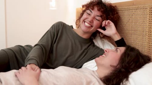 Schwul Schwangere Paar Spaß im Bett zu Hause LGBT Lesbian Surrogate Concept