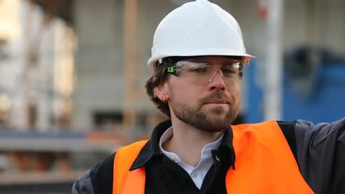 Porträt eines lächelnden Ingenieurs mit Helm