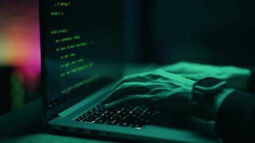 Hacker arbeitet nachts am Laptop