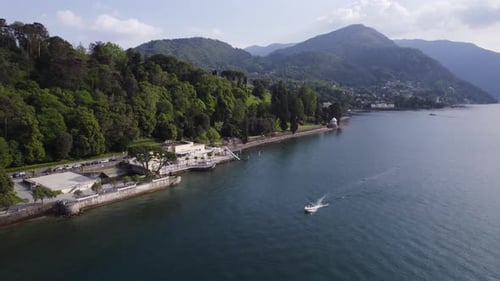 Barco viajando a lo largo de la costa del hermoso lago de Como, Italia - Vista aérea