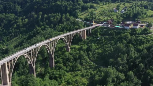 Puente viejo y mar azul y tráfico
