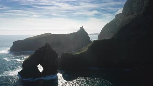 Imágenes aéreas de una pintoresca bahía aislada durante el amanecer