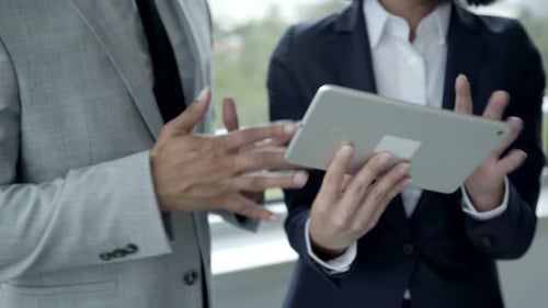 Nahaufnahme von Geschäftsleuten, die Tablet nutzen