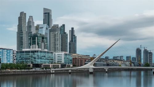 El Distrito Financiero de Buenos Aires llamó a Puerto Madero durante un día de tormenta