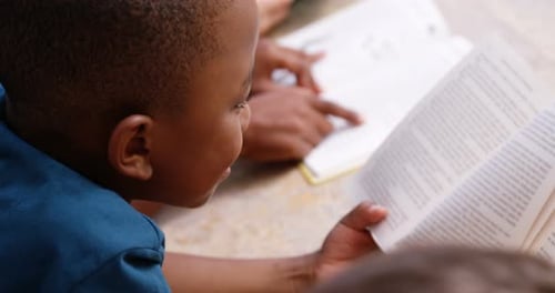 Livro de leitura de crianças em idade escolar na biblioteca