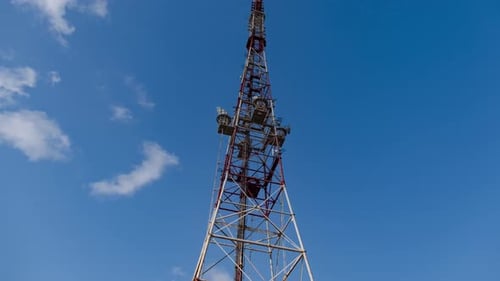 Fernsehturm steht unter blauem Himmel mit schwebenden Wolken