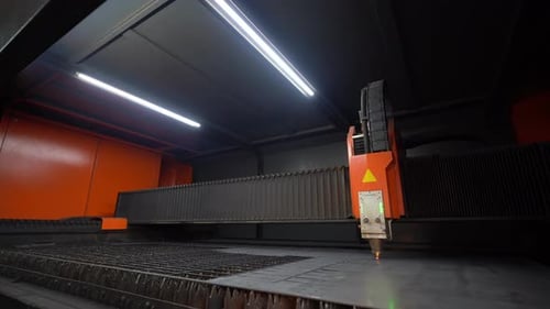 Gesamtansicht der Laserschneidmaschine.