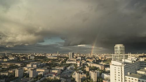 Regenbogen am Himmel über Moskau, dramatisch Himmel