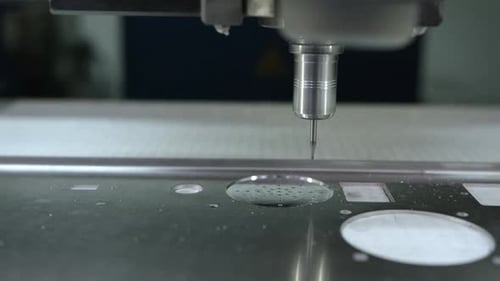 Eine automatisierte Bohrmaschine in der Fabrik