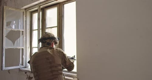 Un soldat de Modern Warfare en action près d'un magazine à langer et d'une couverture