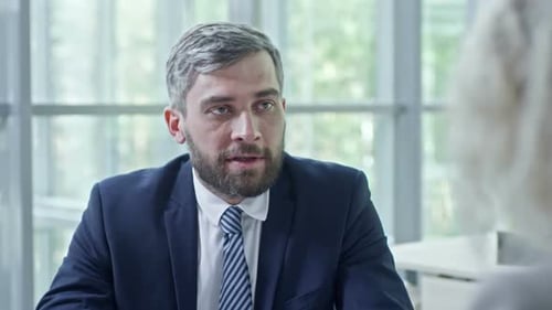 Geschäftsmann spricht im Vorstellungsgespräch