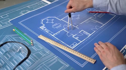 Un ingénieur civil apporte des modifications au plan de construction de la maison