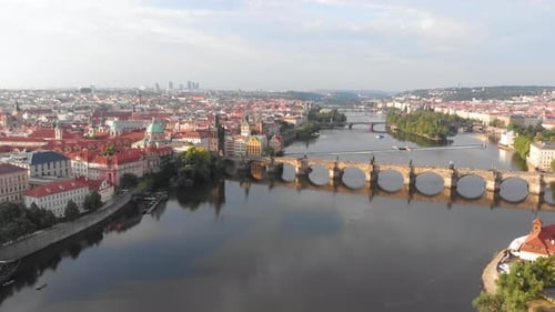 Luftaufnahme zur Moldau und Karlsbrücke, Prag, Tschechische Republik