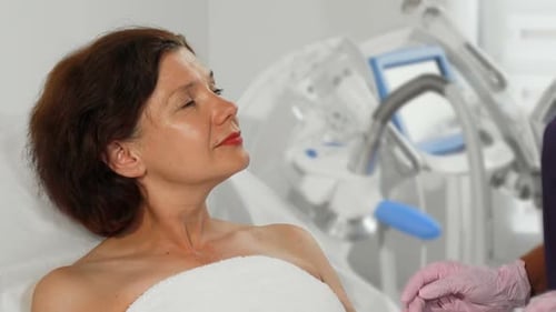 Femme d'âge moyen se faisant examiner la peau par un dermatologue 1080p