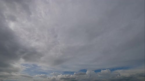 Zeitraffer einer weißen Wolke, die sich um den Himmelshintergrund bewegt