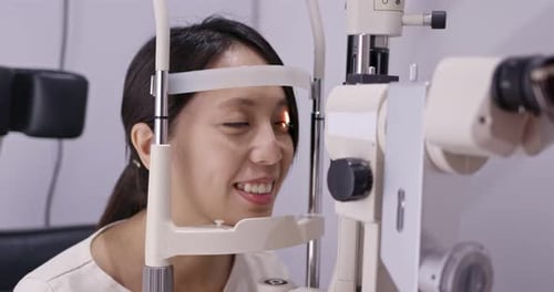 Frau macht Sehtest in der Klinik
