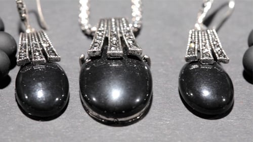 Schwarzer Schmuck