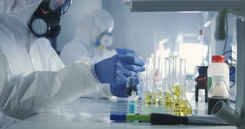 Scientifiques travaillant en laboratoire