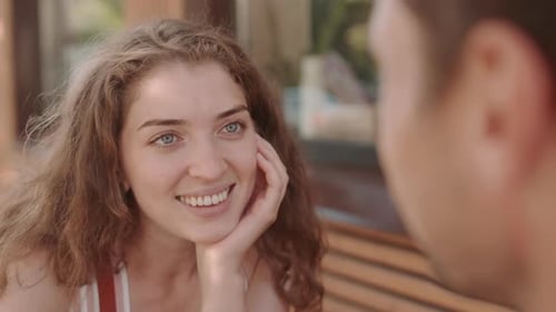Femme amoureuse regardant sa bien-aimée