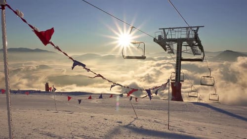 Telesilla vacía en la estación de esquí de las montañas alpinas en el hermoso invierno soleado