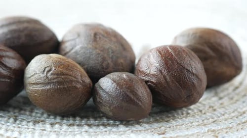 Gemahlene Muskatnuss auf dem Tisch, Nahaufnahme