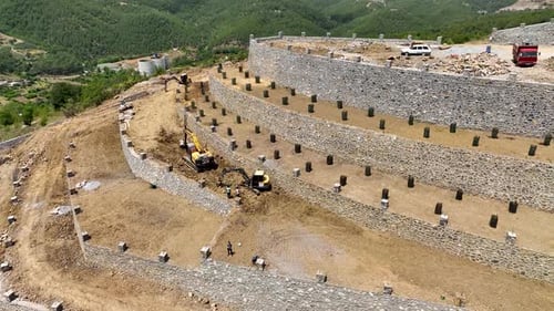 Los agricultores construyen un jardín de aguacates en las montañas vista aérea 4 K