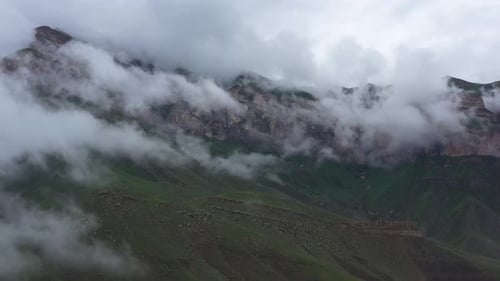 Flug in den Wolken über dem Felsen