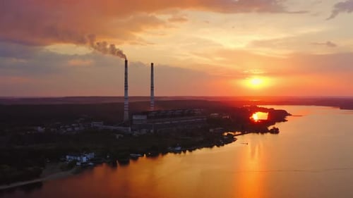 Silueta de una planta química cerca del río