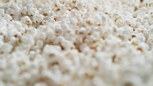 Die Kamera folgt dem Popcornspringen. Zeitlupe.