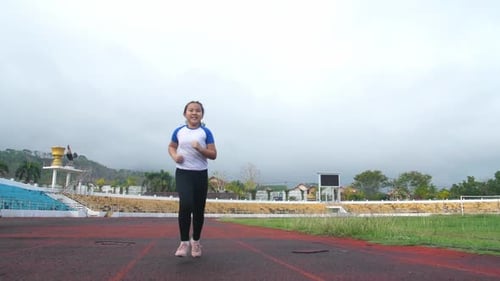 Criança correndo no estádio