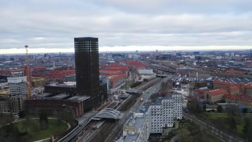 Zumbido sobre el ferrocarril y los rascacielos de Vesterbro