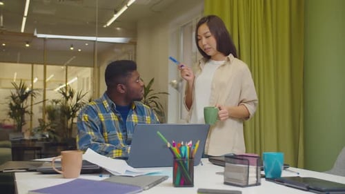 Divers collègues de travail travaillant sur le projet