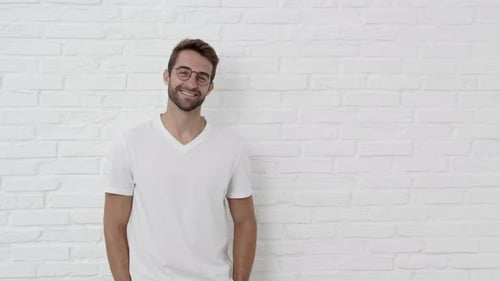 Glücklicher Kerl mit Brille