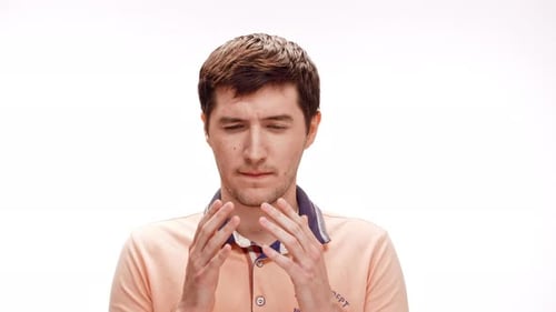 Jovem bonito nervoso pensando sobre fundo branco