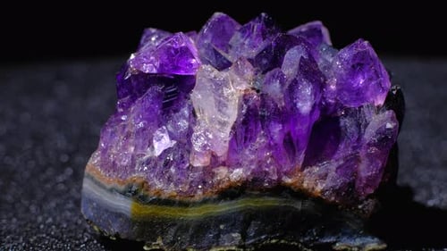 Natürliche Amethyst-Rotation 360 auf schwarzem Hintergrund