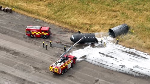 Ausbildung von Feuerwehrleuten zur Bekämpfung des Feuers eines Scheinflugzeugs
