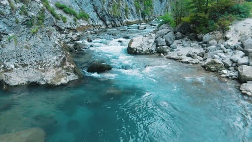 Vue aérienne de dessus d'une rivière de montagne