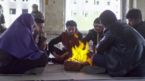 Refugiados dándose la mano antes del fuego