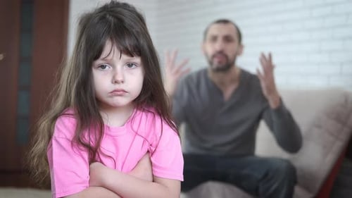 Un enfant désobéissant. Un homme élève un enfant.