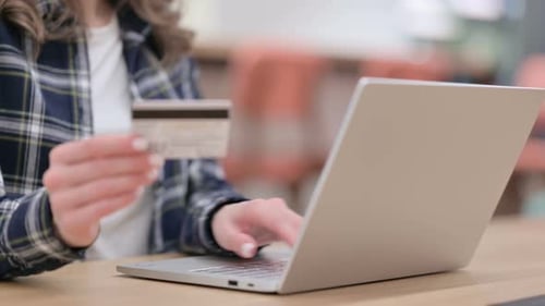 Weibliche Hände beim Online-Shopping auf Laptop Nahaufnahme