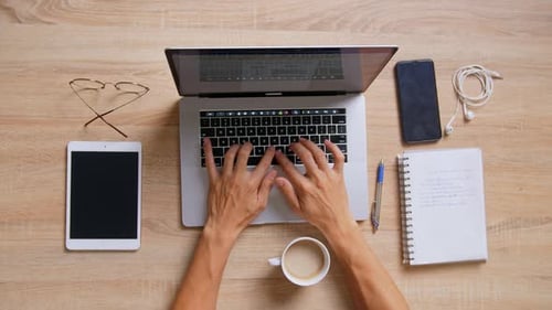 Draufsicht Arbeiten mit Laptop