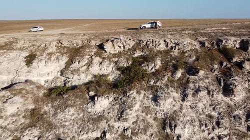 Vue aérienne d'un rivage escarpé dans la steppe par une journée d'été ensoleillée